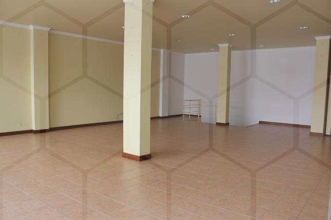 Loja ampla para arrendamento no centro de Melgaço (172 m²) — Melgaço, Vila e Roussas - foto 2