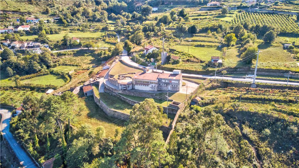 Moradia T4 de arquitetura singular inserida em quinta com 16.000 m² — Melgaço, Chaviães e Paços - foto 2
