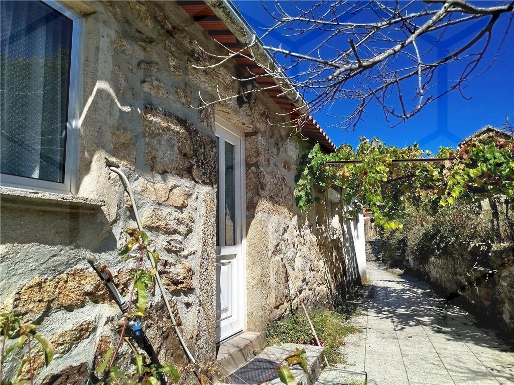 Moradia T2 de dois pisos em zona tranquila de Melgaço — Melgaço, Chaviães - foto 4